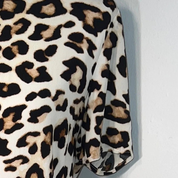 H&M, 8, leopard print, crewneck short sleeve, rear keyhole button Loop closure - Picture 5 of 8